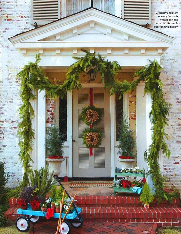 Classic front porch Christmas decor #Christmasdecoration #Christmas #frontporch #porch #decoration #decorhomeideas