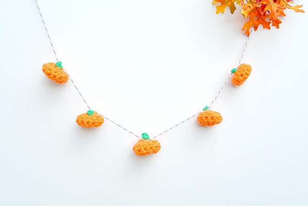 Crochet LIttle Pumpkins Garland #craft #fall #falldecor #falldecorideas #decorhomeideas