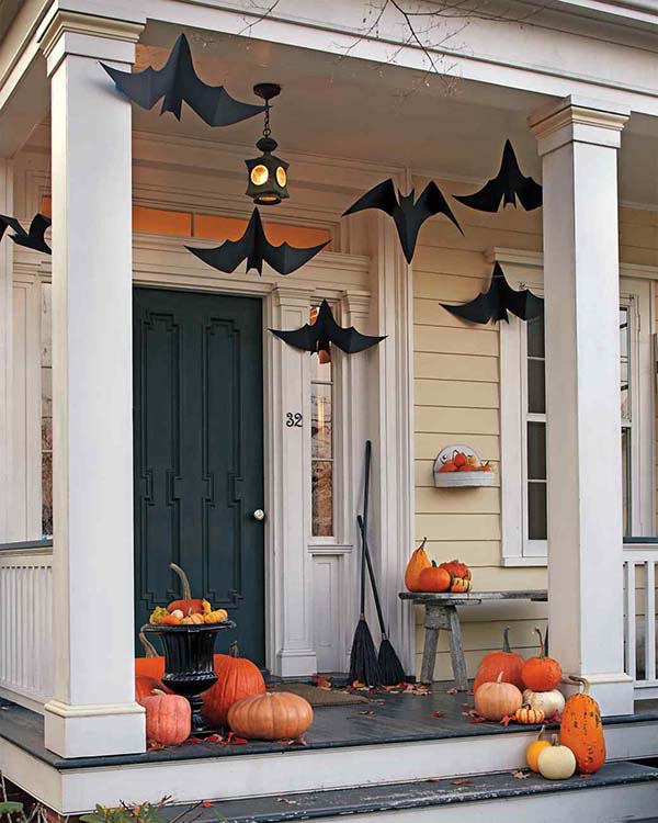 DIY Hanging Bats front porch #halloweendecorations #halloween #diyhalloween #halloweendecor #decorhomeideas