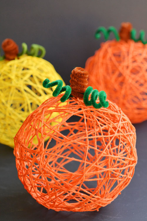 DIY Yarn Pumpkins With Balloons #craft #fall #falldecor #falldecorideas #decorhomeideas