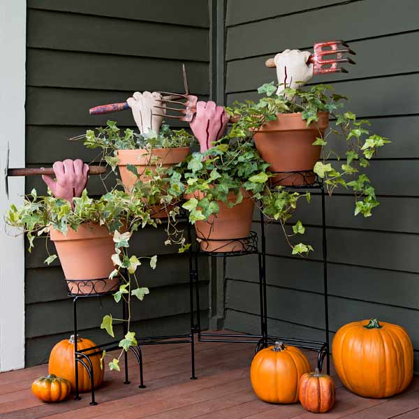 DIY Zombie PLanters Halloween outdoor decorations #halloweendecorations #halloween #diyhalloween #halloweendecor #decorhomeideas