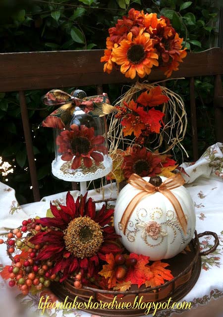 DIY glitter pumpkin fall centerpiece #fallcenterpiece #falldecor #diy #falldecoration #thanksgiving #decorhomeideas #pumpkin