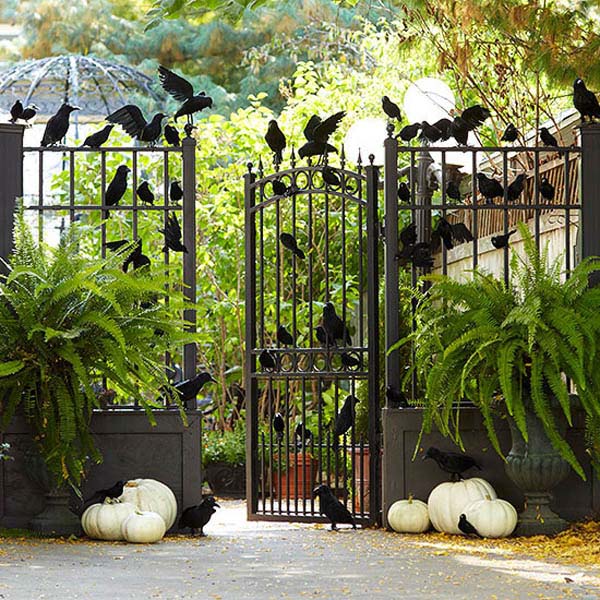 Faux Ravens Halloween outdoor decoration #halloweendecorations #halloween #diyhalloween #halloweendecor #decorhomeideas