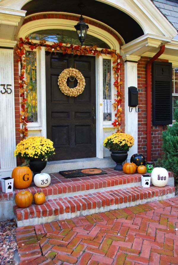 Flowers and Pumpkins Halloween Decorations #halloweendecorations #halloween #diyhalloween #halloweendecor #decorhomeideas