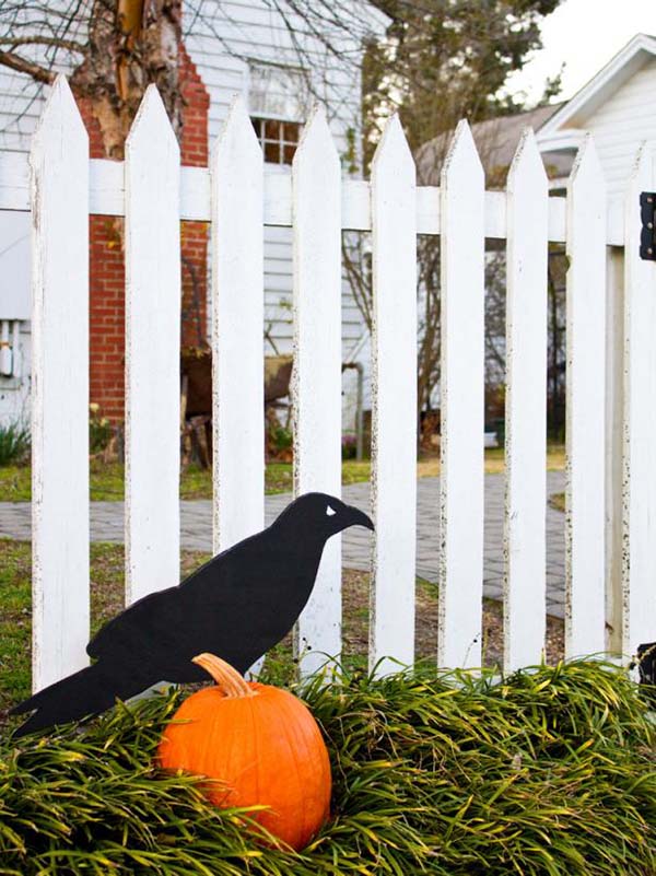 Giant Raven Halloween fence decoration #halloweendecorations #halloween #diyhalloween #halloweendecor #decorhomeideas