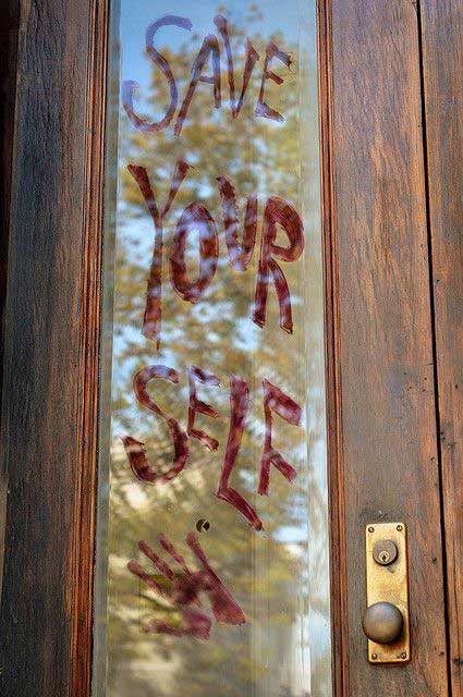 Halloween front door decoration #halloweendecorations #halloween #diyhalloween #halloweendecor #decorhomeideas