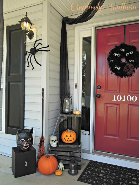 Halloween front porch #halloweendecorations #halloween #diyhalloween #halloweendecor #decorhomeideas