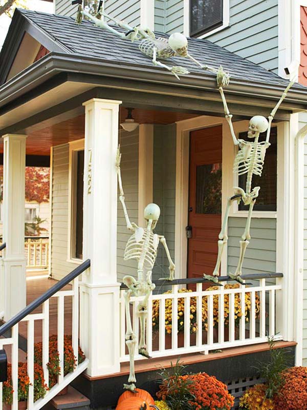 Halloween outdoor decorations with skeletons #halloweendecorations #halloween #diyhalloween #halloweendecor #decorhomeideas