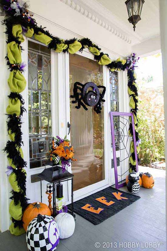 Halloween spider front porch decoration #halloweendecorations #halloween #diyhalloween #halloweendecor #decorhomeideas