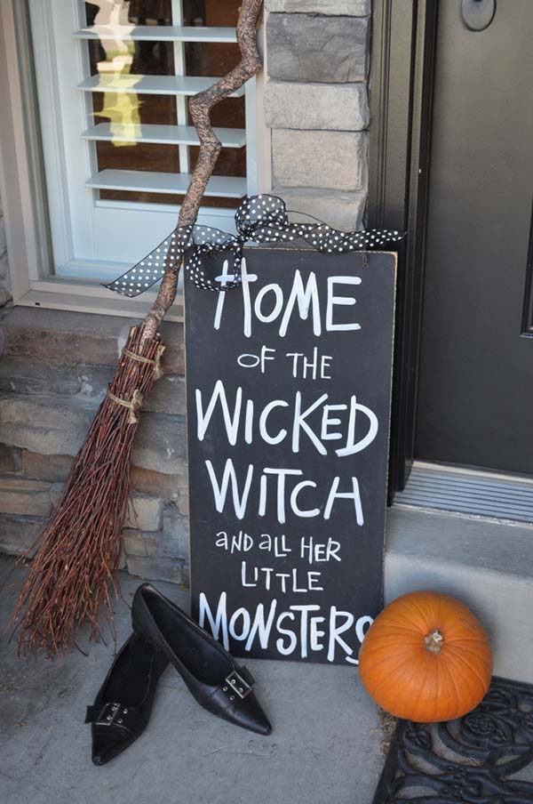 Hand painted Sign Halloween decor for front porch #halloweendecorations #halloween #diyhalloween #halloweendecor #decorhomeideas