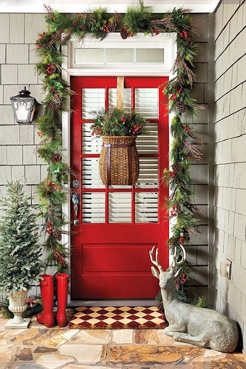 Red Front Door Christmas Front Porch Decorating #Christmasdecoration #Christmas #frontporch #porch #decoration #decorhomeideas