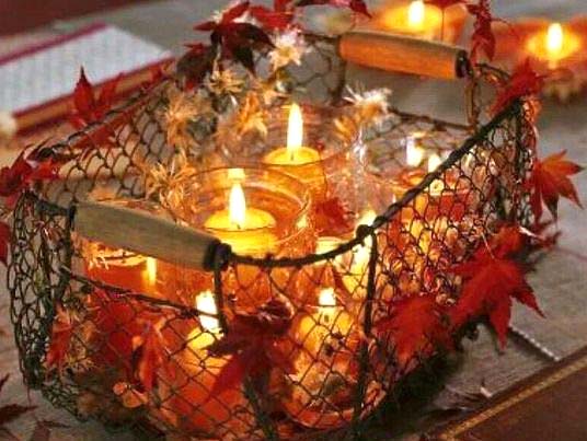 Wire basket with candles #falldecor #fallideas #candles #candlesdecor #decorhomeideas