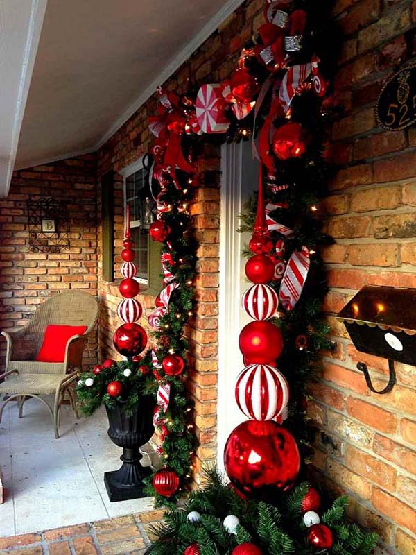 Big garlands front porch Christmas decoration #Christmasdecoration #Christmas #frontporch #porch #decoration #decorhomeideas