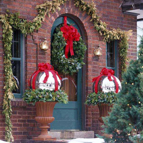 Exposed brick wall front porch Christmas decoration #Christmasdecoration #Christmas #frontporch #porch #decoration #decorhomeideas