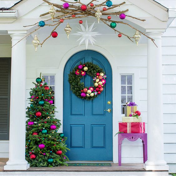 Bright colors Christmas front porch decor #Christmasdecoration #Christmas #frontporch #porch #decoration #decorhomeideas