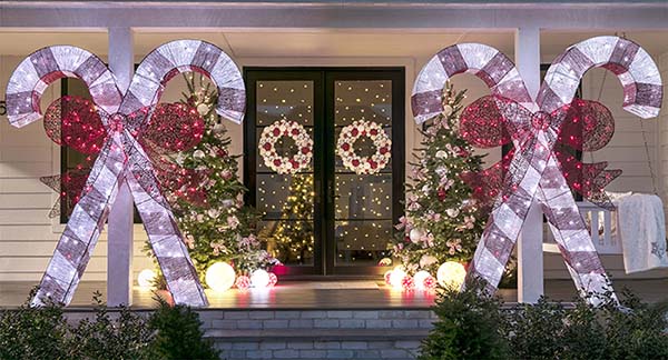 Candy cane front porch Christmas decoration #Christmasdecoration #Christmas #frontporch #porch #decoration #decorhomeideas