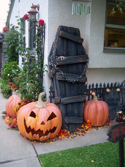 Coffin Halloween DIY outdoor decoration #halloweendecorations #halloween #diyhalloween #halloweendecor #decorhomeideas