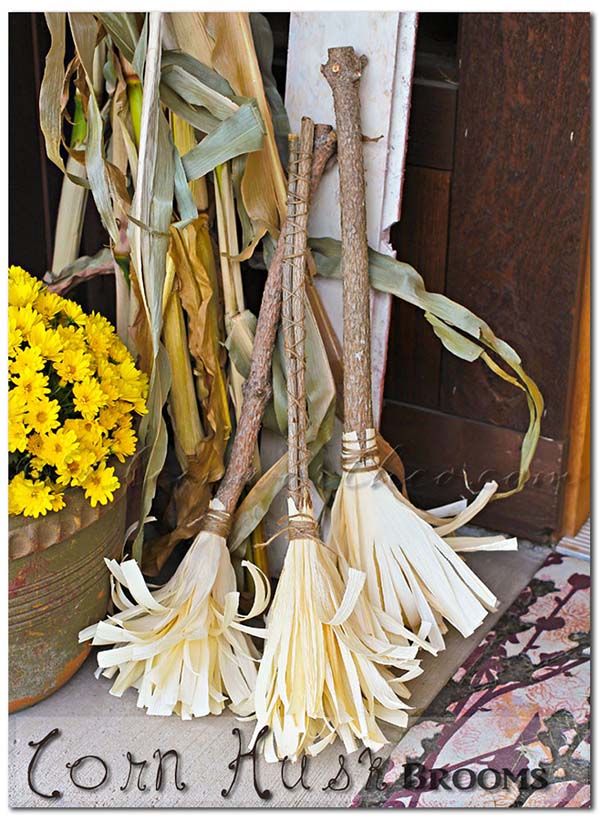 Corn husk brooms Halloween outdoor decoration #halloweendecorations #halloween #diyhalloween #halloweendecor #decorhomeideas