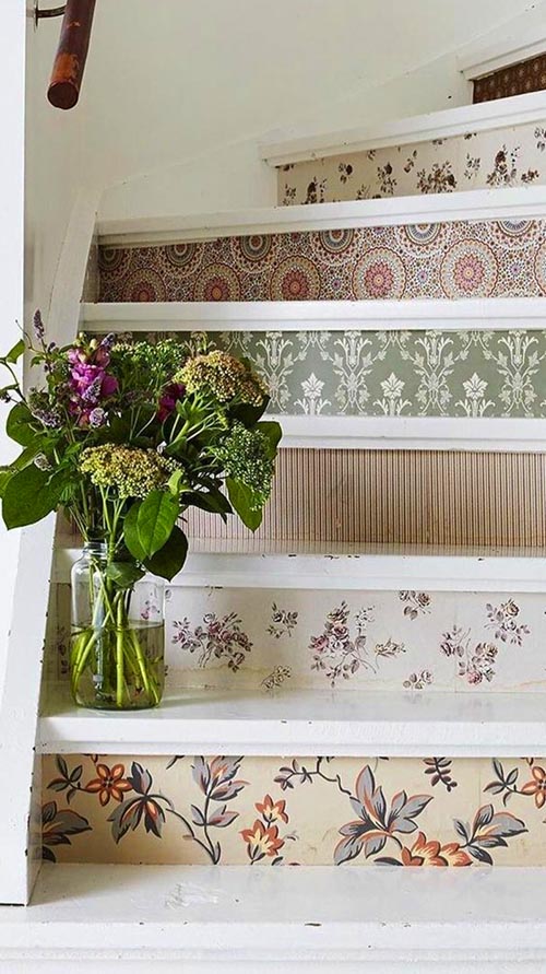 Country decorated staircase #staircase #stairs #stairway #stairsdecoration #homedecor #decorhomeideas
