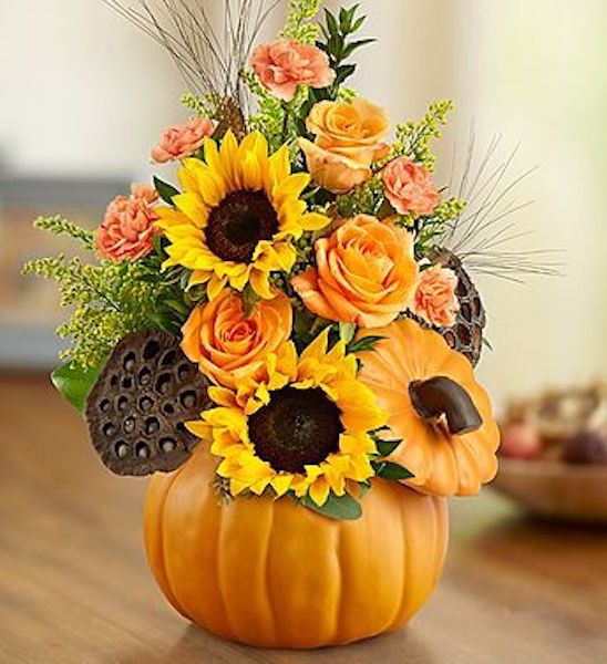 Fall pumpkin centerpiece with sunflowers #fallcenterpiece #falldecor #diy #falldecoration #thanksgiving #decorhomeideas