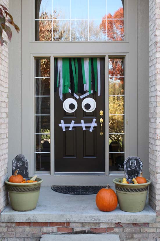 Front door Halloween monster DIY decoration #halloweendecorations #halloween #diyhalloween #halloweendecor #decorhomeideas