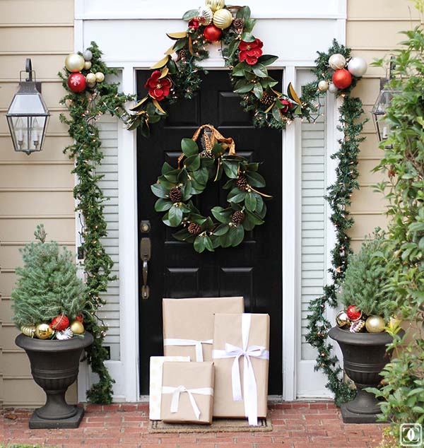 Front porch Christmas decoration ideas #Christmasdecoration #Christmas #frontporch #porch #decoration #decorhomeideas