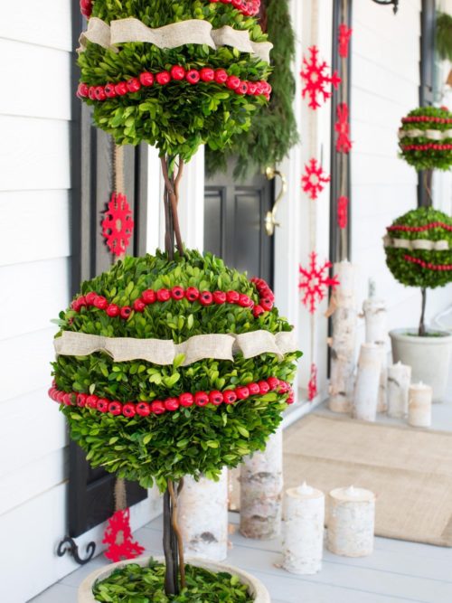 Front porch Christmas decoration with topiaries #Christmasdecoration #Christmas #frontporch #porch #decoration #decorhomeideas