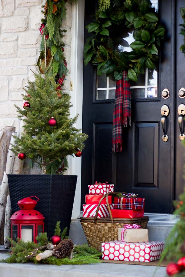 Front porch Christmas decorating ideas presents #Christmasdecoration #Christmas #frontporch #porch #decoration #decorhomeideas