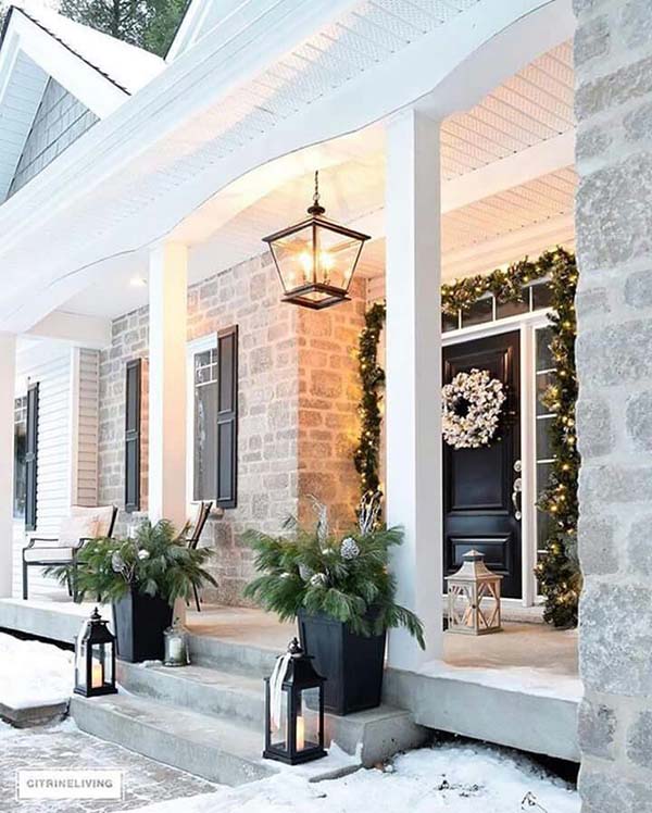 Front porch decorated for Christmas #Christmasdecoration #Christmas #frontporch #porch #decoration #decorhomeideas