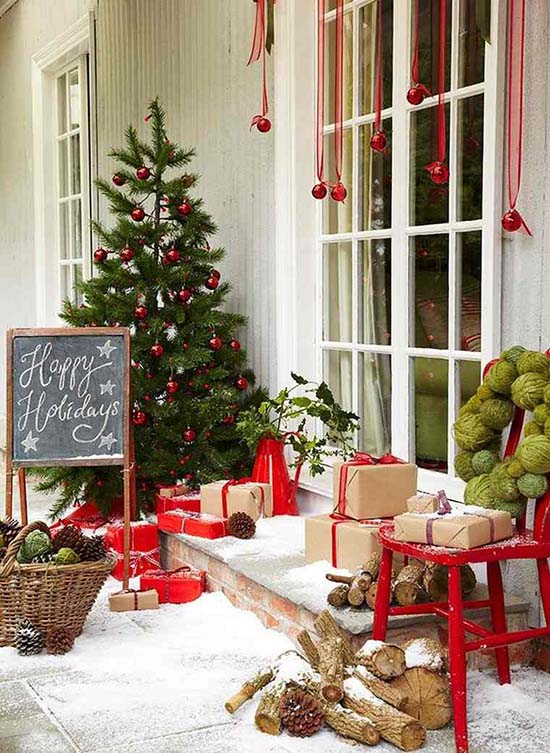 Red accent front porch Christmas decoration #Christmasdecoration #Christmas #frontporch #porch #decoration #decorhomeideas