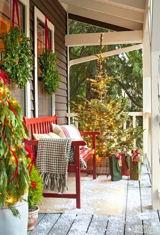 Front porch seating Christmas decor #Christmasdecoration #Christmas #frontporch #porch #decoration #decorhomeideas