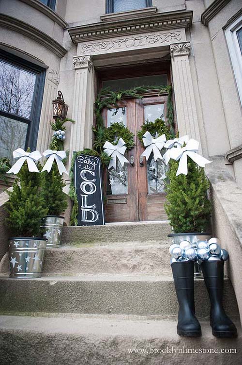 Front porch stairs Christmas decoration #Christmasdecoration #Christmas #frontporch #porch #decoration #decorhomeideas