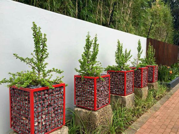 Gabion planter painted red wire #gabion #gabionplanter #flowerplanter #gardenideas #decorhomeideas