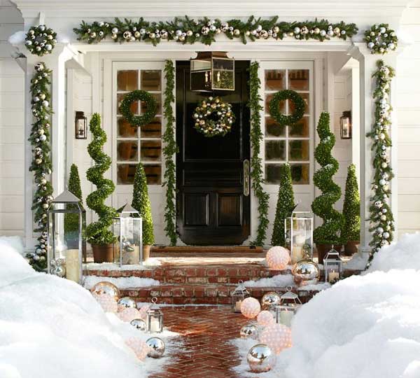 Green Christmas front porch decoration #Christmasdecoration #Christmas #frontporch #porch #decoration #decorhomeideas