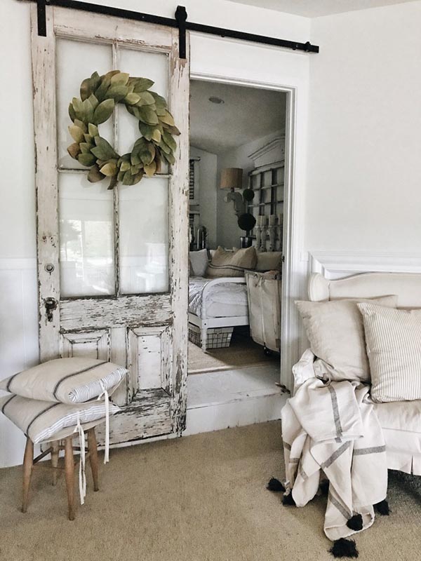 Guest bedroom barn door #barndoor #bedroom #interior #homedecor #decorhomeideas