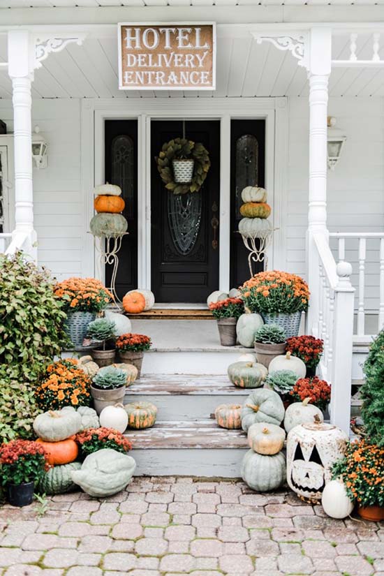 Halloween front porch decoration #halloweendecorations #halloween #diyhalloween #halloweendecor #decorhomeideas