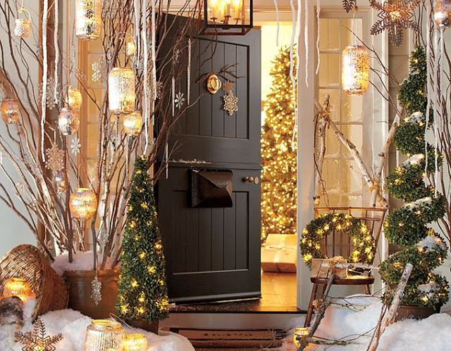 Inviting front door Christmas decoration #Christmasdecoration #Christmas #frontporch #porch #decoration #decorhomeideas