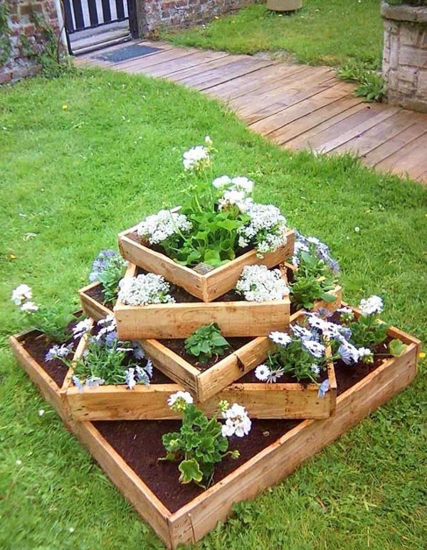 Old wooden pallet tiered planter #tieredplanter #flowerplanter #planter #flowerpot #decorhomeideas