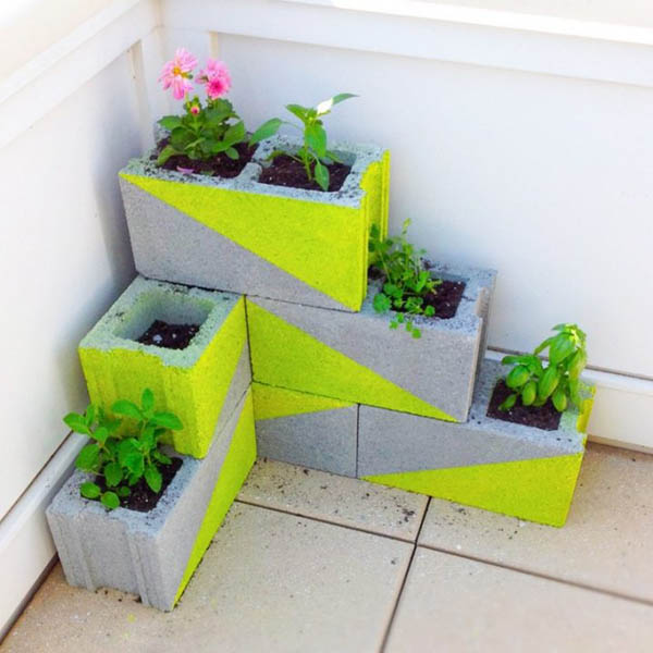 Painted cinder blocks planter #tieredplanter #flowerplanter #planter #flowerpot #decorhomeideas