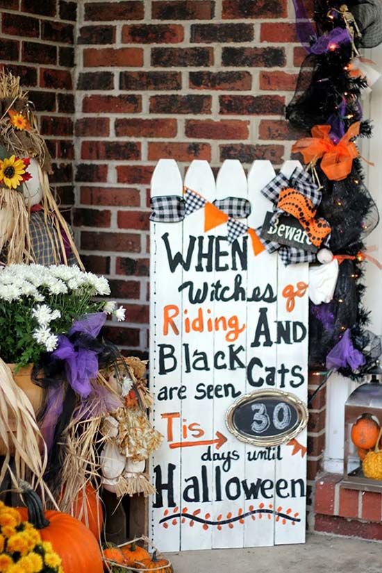 Picket fence Halloween outdoor decorations #halloweendecorations #halloween #diyhalloween #halloweendecor #decorhomeideas