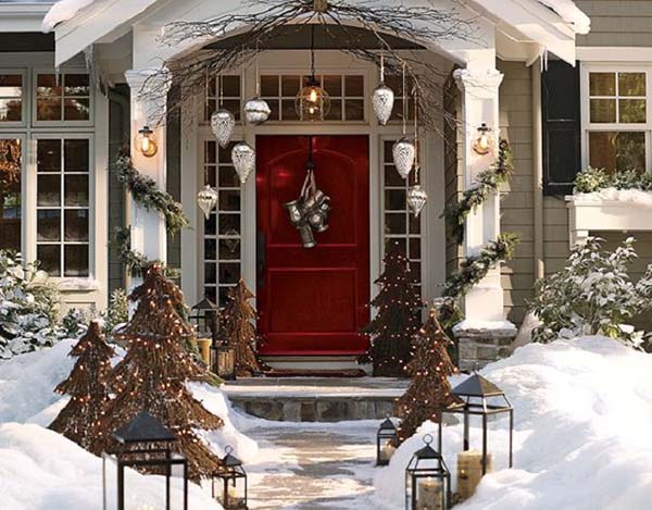 Red front door christmas decoration #Christmasdecoration #Christmas #frontporch #porch #decoration #decorhomeideas