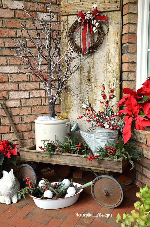 Old wooden wagon Christmas front porch decoration #Christmasdecoration #Christmas #frontporch #porch #decoration #decorhomeideas