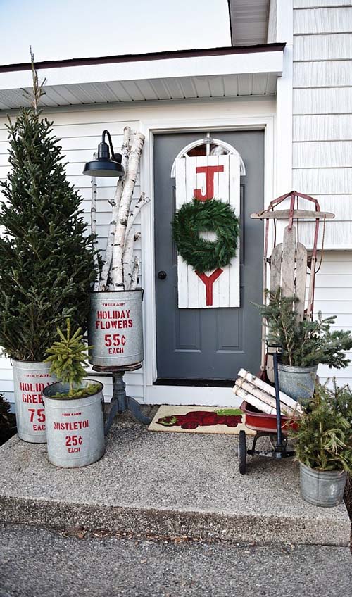 Rustic front porch Christmas decoration #Christmasdecoration #Christmas #frontporch #porch #decoration #decorhomeideas