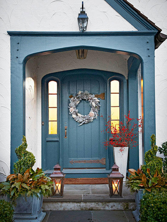 Simple front porch Christmas decoration #Christmasdecoration #Christmas #frontporch #porch #decoration #decorhomeideas
