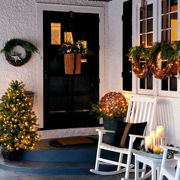 Christmas decorated sitting area on the front porch #Christmasdecoration #Christmas #frontporch #porch #decoration #decorhomeideas