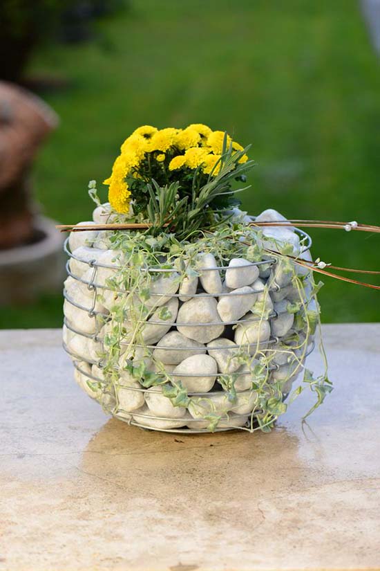 Small decorative gabion planter #gabion #gabionplanter #flowerplanter #gardenideas #decorhomeideas