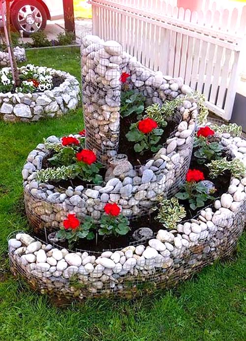 Spiral gabion planter with flowers #gabion #gabionplanter #flowerplanter #gardenideas #decorhomeideas