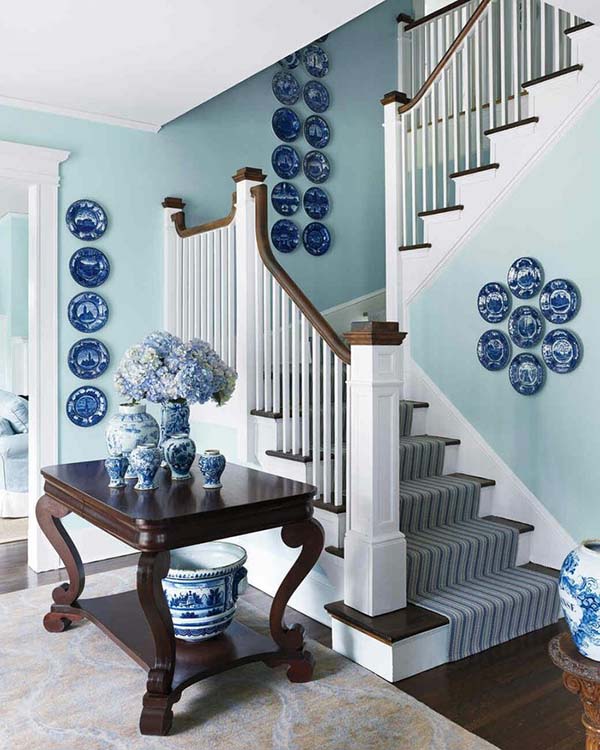 Stairs decoration with dish plates #staircase #stairs #stairway #stairsdecoration #homedecor #decorhomeideas