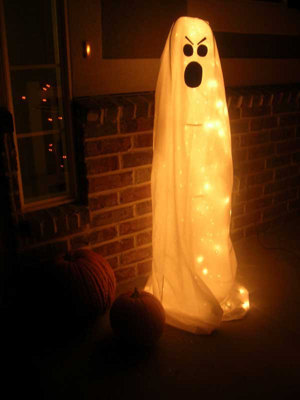 Tomato cage ghost Halloween decoration #halloweendecorations #halloween #diyhalloween #halloweendecor #decorhomeideas