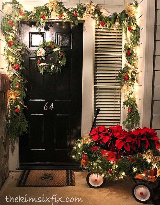 Traditional front porch Christmas decoration #Christmasdecoration #Christmas #frontporch #porch #decoration #decorhomeideas